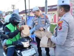 Polresta Deli Serdang Bagi Takjil kepada Pengguna Jalan, Wujud Kepedulian di Bulan Suci Ramadhan