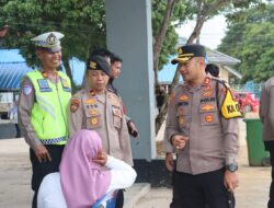 Kapolres Bangka Barat Turun Langsung, Sapa Pemudik dan Pastikan Keselamatan Mudik di Tanjungkalian