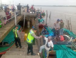 Sigap! Personel Posyan I LLASDP Kuala Tungkal Bantu Warga Turun Kapal di Dermaga Speedboat