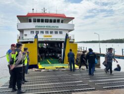 Pastikan Arus Kedatangan Aman, Personel Posyan Terpadu Pelabuhan Roro Kuala Tungkal Perketat Pengamana