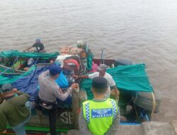 Polisi Bantu Warga Turun Kapal di Dermaga Speedboat Kuala Tungkal, Pastikan Keselamatan Mudik
