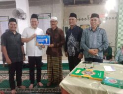 Di Talaok Bayang Pessel, Ketua Komisi IV DPRD Sumbar Serahkan Bantuan Rp30 Juta