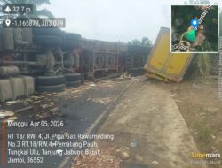 Trailer Siba Surya Terguling, Polisi dan Warga Gotong Royong Evakuasi