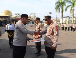 Apresiasi Dedikasi Anggota, Kapolres Tanjab Barat Berikan Penghargaan kepada Personel Berprestasi