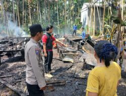 Satu Unit Rumah Kayu di Desa Muntialo Ludes Terbakar, Personel Polsek Betara Langsung Amankan TKP