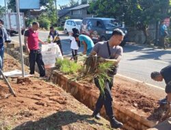 Polsek Kelapa Polres Bangka Barat Bersama Tiga Pilar Gelar Kerja Bakti Massal