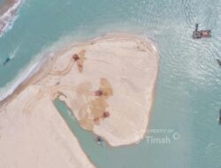 Bersama Mitra Usaha, PT TIMAH  Keruk Muara Air Kantung Permudah Akses Nelayan