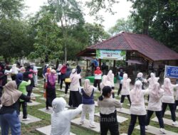Di Bawah Rindang Pepohonan, PT TIMAH Ajak Masyarakat Hidup Sehat Senam Bersama