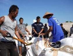 Di Tengah Terik Matahari, Nelayan dan PT TIMAH Kompak Gotong Royong Jaga Akses Muara Jelitik