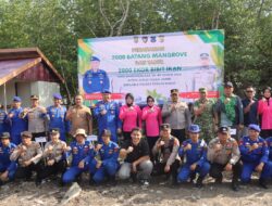 Sambut HUT Bhayangkara ke-80, Dirpolairud Polda Jambi dan Polres Tanjab Barat Tanam Mangrove serta Tebar Benih Ikan Nila