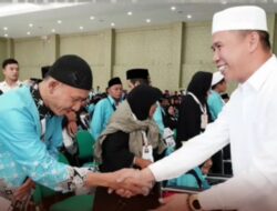 Eddy Iskandar Lepas Kloter Pertama Jemaah Haji Babel, Titip Doa untuk Daerah