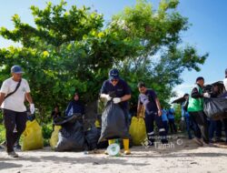 Jaga Kelestarian Pesisir, PT TIMAH Gelar Aksi Gotong Royong Bersihkan Pantai Tambak Udang