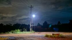 Stargate Group Hadirkan Program Sinar, 30 Lampu Jalan Tenaga Surya Terangi 8 Desa di Langgikima