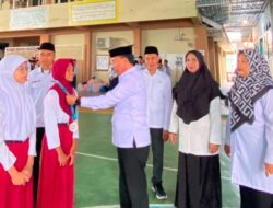 Kepala MTsN 1 Banggai Beri Penghargaan Bagi Siswa Berprestasi Pada Pelaksanaan MATAMUDA