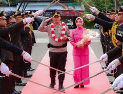Tradisi Pedang Pora dan Adat Iringi Penyambutan Kapolresta Banggai yang Baru