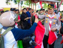 Semangat Merah Putih, Kapolresta Banggai Bersama Bupati Bagikan 800 Bendera ke Pengguna Jalan