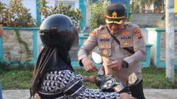 Sambut HUT RI Ke-81, Polres Tanjab Barat Sebar 300 Bendera Merah Putih kepada Masyarakat