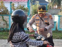Sambut HUT RI Ke-81, Polres Tanjab Barat Sebar 300 Bendera Merah Putih kepada Masyarakat
