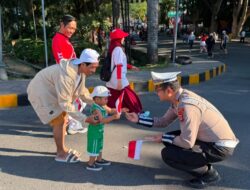 Satlantas Polresta Banggai Bagikan Bendera Merah Putih dan Coklat dalam Semangat Kasih Kemerdekaan