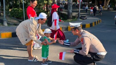 Satlantas Polresta Banggai Bagikan Bendera Merah Putih dan Coklat dalam Semangat Kasih Kemerdekaan