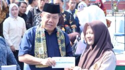 Pemprov Babel dan Baznas Salurkan Bantuan Seragam Sekolah ke Siswa di 6 Sekolah
