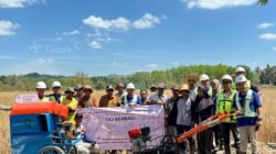 PT TAJ Serahkan Traktor dan Mesin Perontok Padi untuk Petani di Banjar