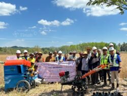 PT TAJ Serahkan Traktor dan Mesin Perontok Padi untuk Petani di Banjar