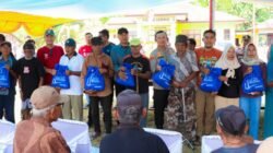 Kapolresta Banggai Bersama BTOF Overland dan IOF Pengda  Sulteng Bagikan Bansos Kepada Warga Lamala