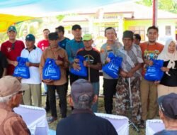 Kapolresta Banggai Bersama BTOF Overland dan IOF Pengda  Sulteng Bagikan Bansos Kepada Warga Lamala