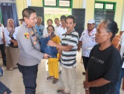 Peduli Karhutla, Kapolsek Lamala Bagikan Paket Sembako Pada Warga Desa Sirom, Lamala