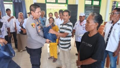 Peduli Karhutla, Kapolsek Lamala Bagikan Paket Sembako Pada Warga Desa Sirom, Lamala