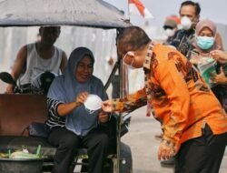 Dampak Karhutla Pemda Bangkep Bagi-Bagi Masker ke Masyarakat dalam kota Salakan