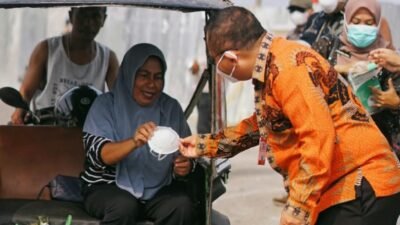 Dampak Karhutla Pemda Bangkep Bagi-Bagi Masker ke Masyarakat dalam kota Salakan