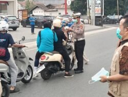 Satlantas Polresta Banggai Bagikan Masker Gratis, Lindungi Pengguna Jalan dari Kabut Asap